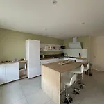 Maison Familiale Avec Jardin Et Parking , A 300m De La