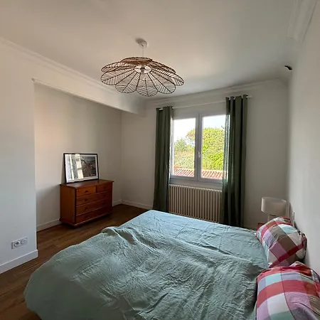 Hébergement de vacances Maison Familiale Avec Jardin Et Parking , A 300m De La