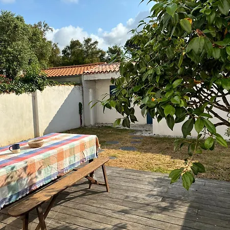 Maison Familiale Avec Jardin Et Parking , A 300m De La *