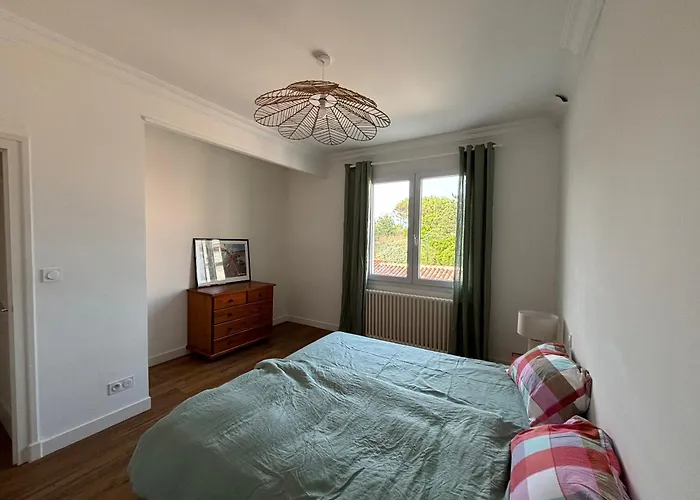 Hébergement de vacances Maison Familiale Avec Jardin Et Parking , A 300m De La