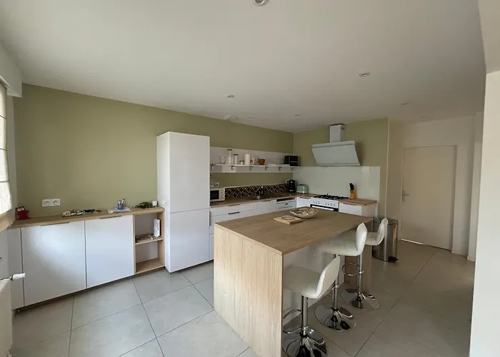 Maison Familiale Avec Jardin Et Parking , A 300m De La