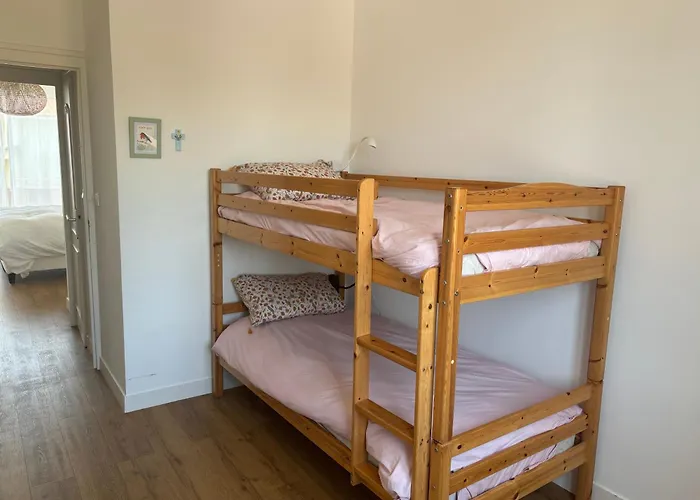 Hébergement de vacances Maison Familiale Avec Jardin Et Parking , A 300m De La