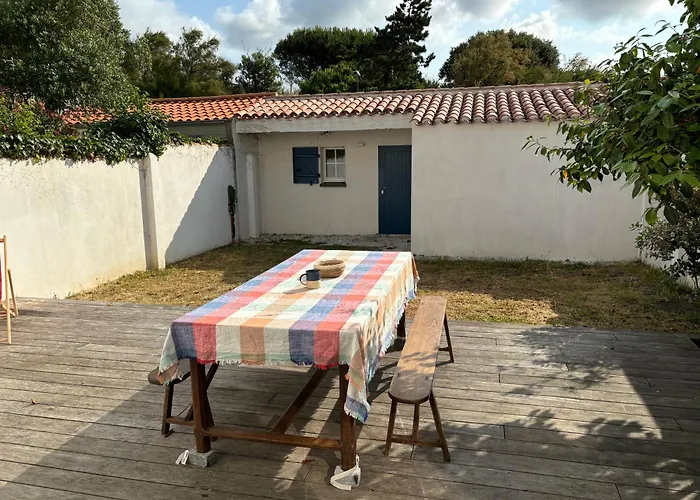 Maison Familiale Avec Jardin Et Parking , A 300m De La Hébergement de vacances