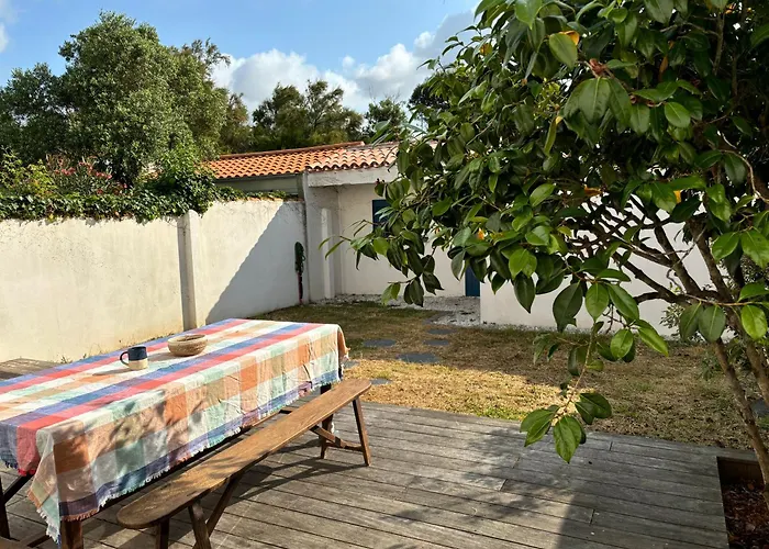 Maison Familiale Avec Jardin Et Parking , A 300m De La *