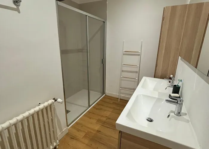 Maison Familiale Avec Jardin Et Parking , A 300m De La Hébergement de vacances