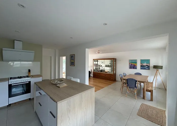 Hébergement de vacances Maison Familiale Avec Jardin Et Parking , A 300m De La