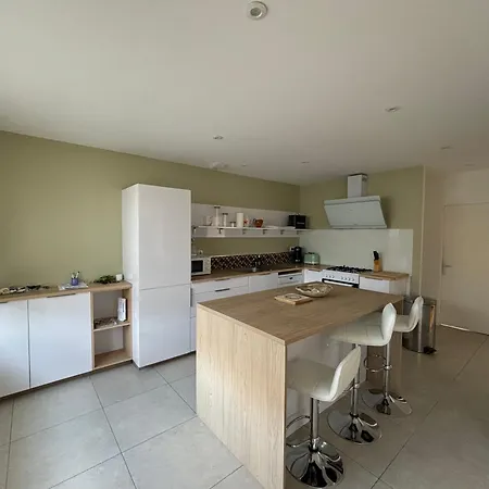 Maison Familiale Avec Jardin Et Parking , A 300m De La