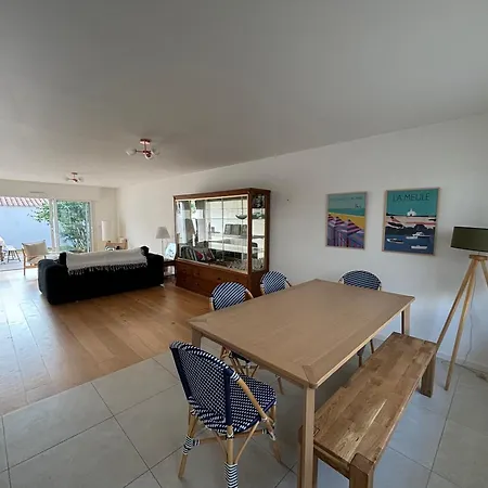 Maison Familiale Avec Jardin Et Parking , A 300m De La *