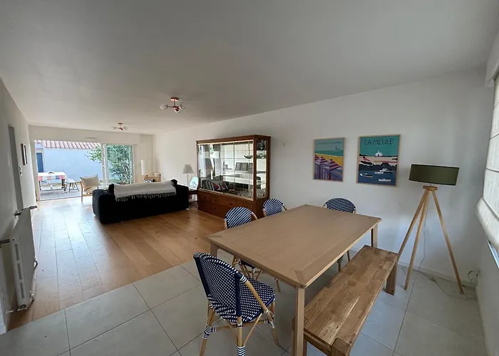 Maison Familiale Avec Jardin Et Parking , A 300m De La *